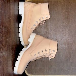 Womens size u.s 8.5, cream color kind of on a more pinky ish cream. Barley worn.